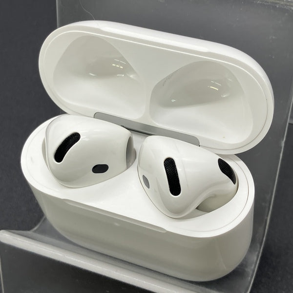 【中古】AirPods 4 MXP93J/A（アクティブノイズキャンセリング搭載）【秋葉原】