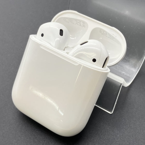 【中古】AirPods with Charging Case MV7N2J/A【秋葉原】