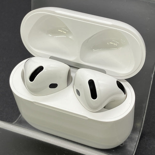 【中古】AirPods 4 MXP93J/A（アクティブノイズキャンセリング搭載）【秋葉原】