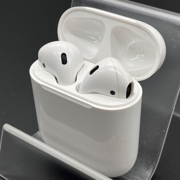 【中古】AirPods with Charging Case MV7N2J/A【秋葉原】
