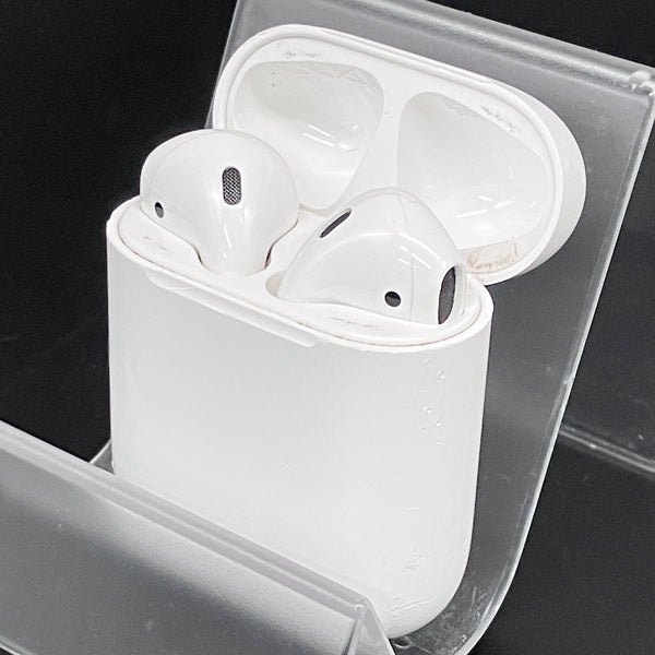 【中古】AirPods with Charging Case MV7N2J/A【秋葉原】
